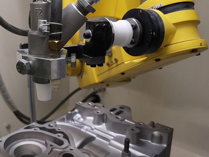 ロボットがノズルを保持し加工