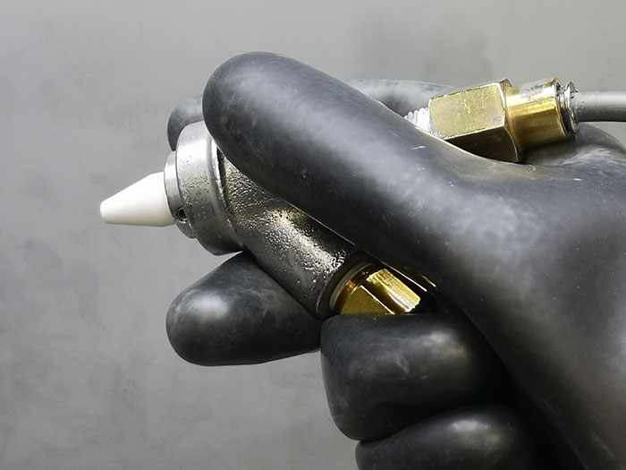 ノズル方式による乾式噴流研磨