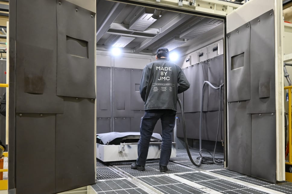 ギガキャストの鋳物砂除去に使用する、大型ブラストルーム