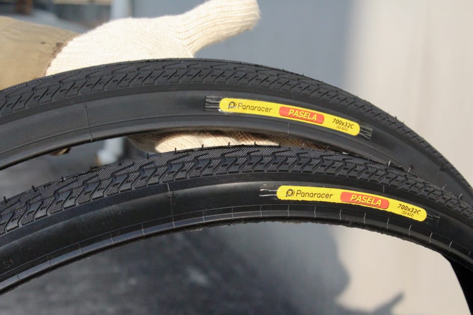 洗浄前の金型で成形したタイヤ（不良品）と洗浄後の金型で成形したタイヤの比較