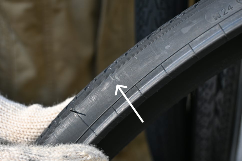 金型汚れの部分剥離による、タイヤ表面の光沢ムラ（成形不良）