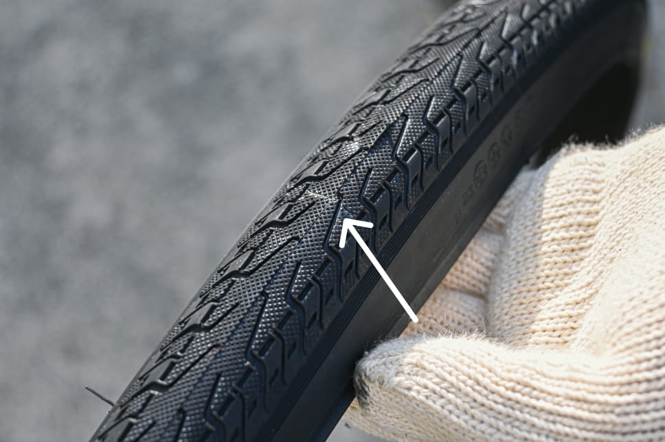 金型汚れによる、タイヤのジョイント部に未溶着(線残り)の成形不良