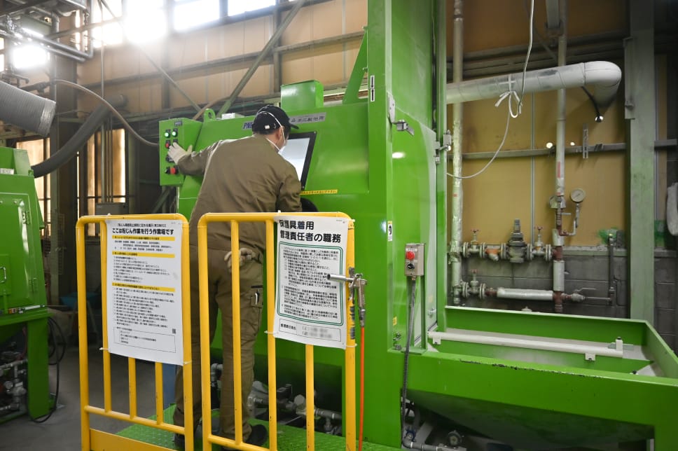 タイヤ金型洗浄機 台車テーブル型ブラスト装置